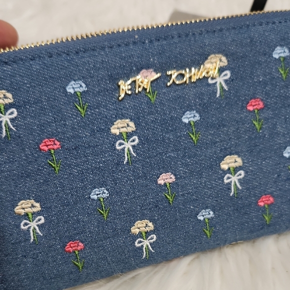 🔹️Betsey Johnson🔹️ Denim XOZIP-E Blue Floral Embroidered wallet + Wristlet - Picture 7 of 7